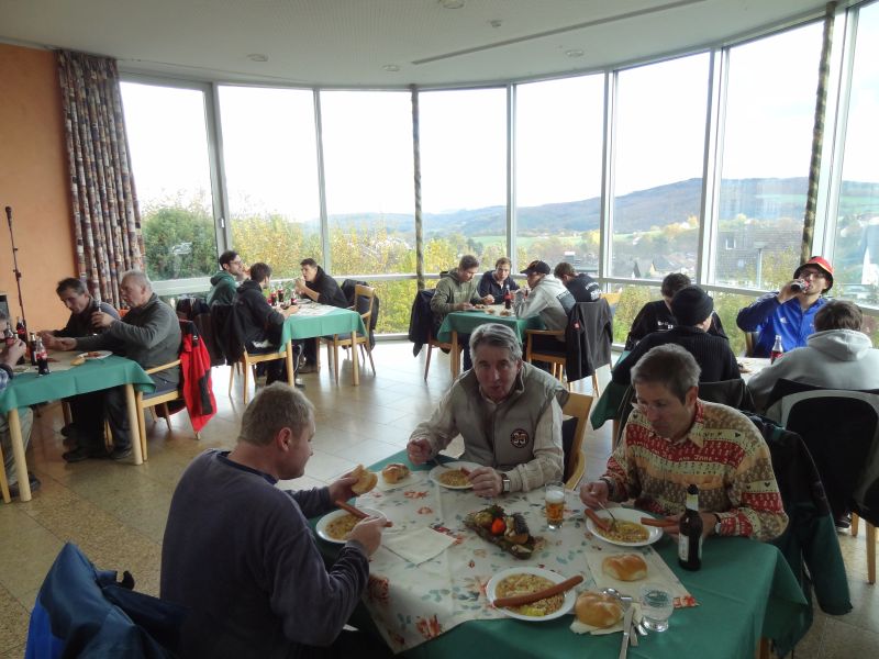 Und nach getaner Arbeit haben sich wieder alle einen leckeren Imbiss und ein gutes Bier verdient! Foto: Veranstalter